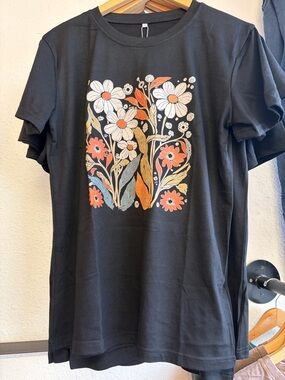 Black Floral daisy Graphic Short Sleeve Tee, super soft. Poly, rayon , elastane